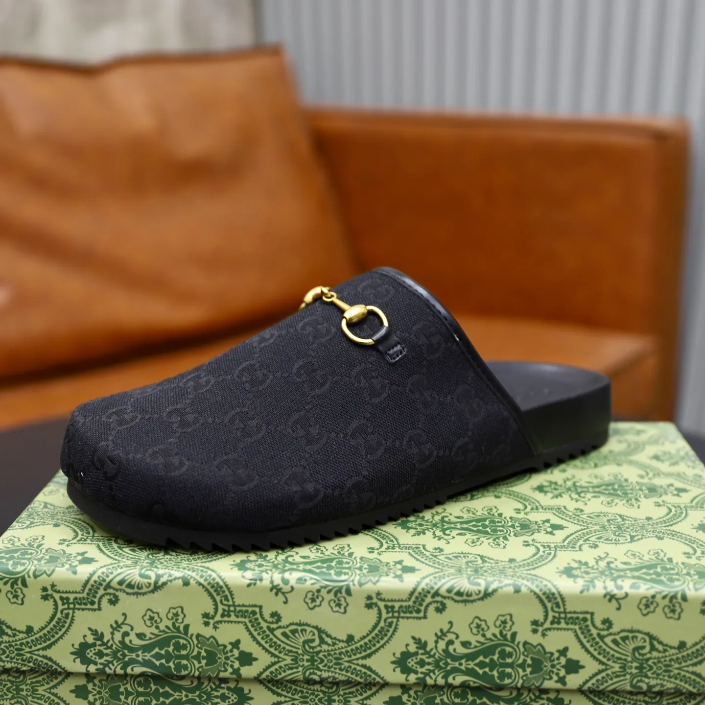 Ex-factory price: 340💰🙅‍♂️🙅‍♂️🙅‍♂️Couple model Brand: GUCCI Standard code: 35-44 (45 customized) Grade: Same as the official website Material: Original leather design Original lightweight wear-resistant molded outsole Style category: Men's fashion sandals Distinguished luxury brand elements Top luxury Color: Actual picture color